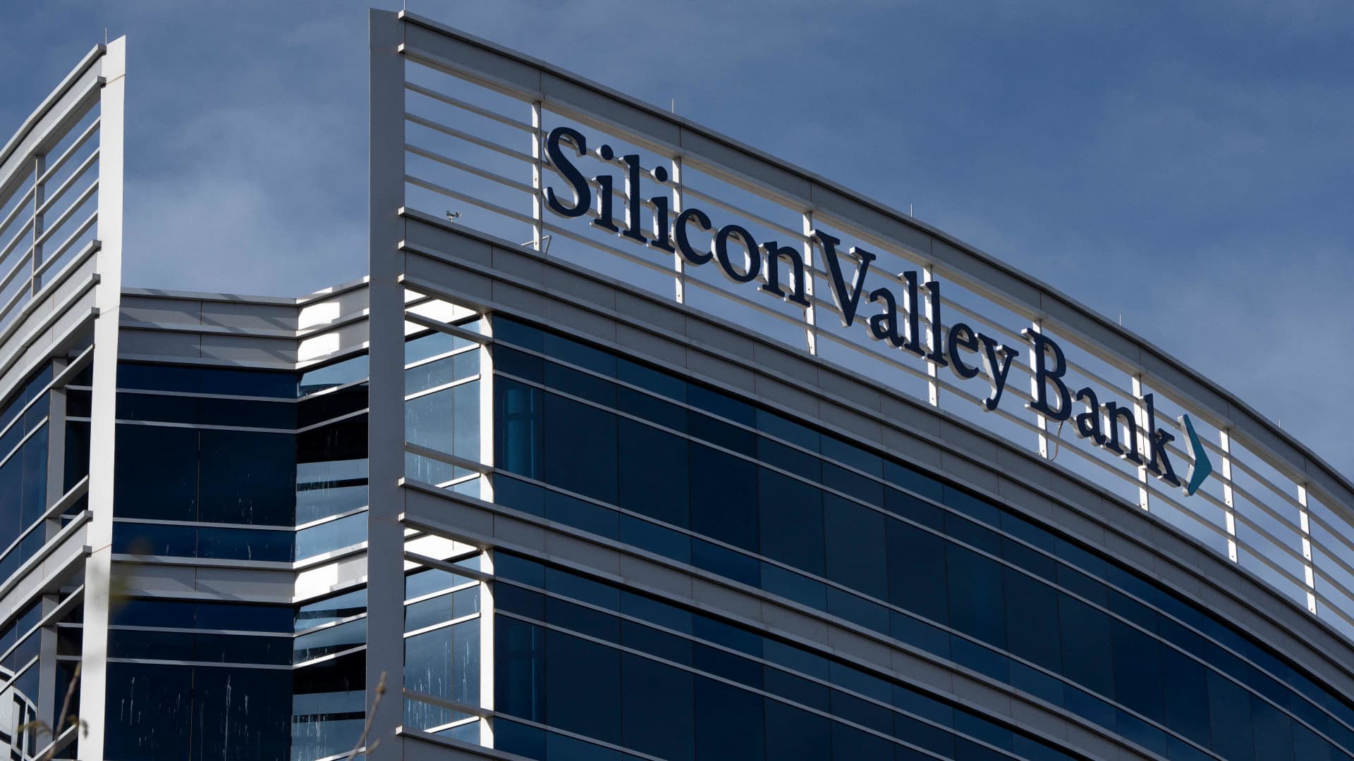 Top Senate Democrats press DOJ, SEC to investigate whether Silicon Valley Bank executives broke any laws