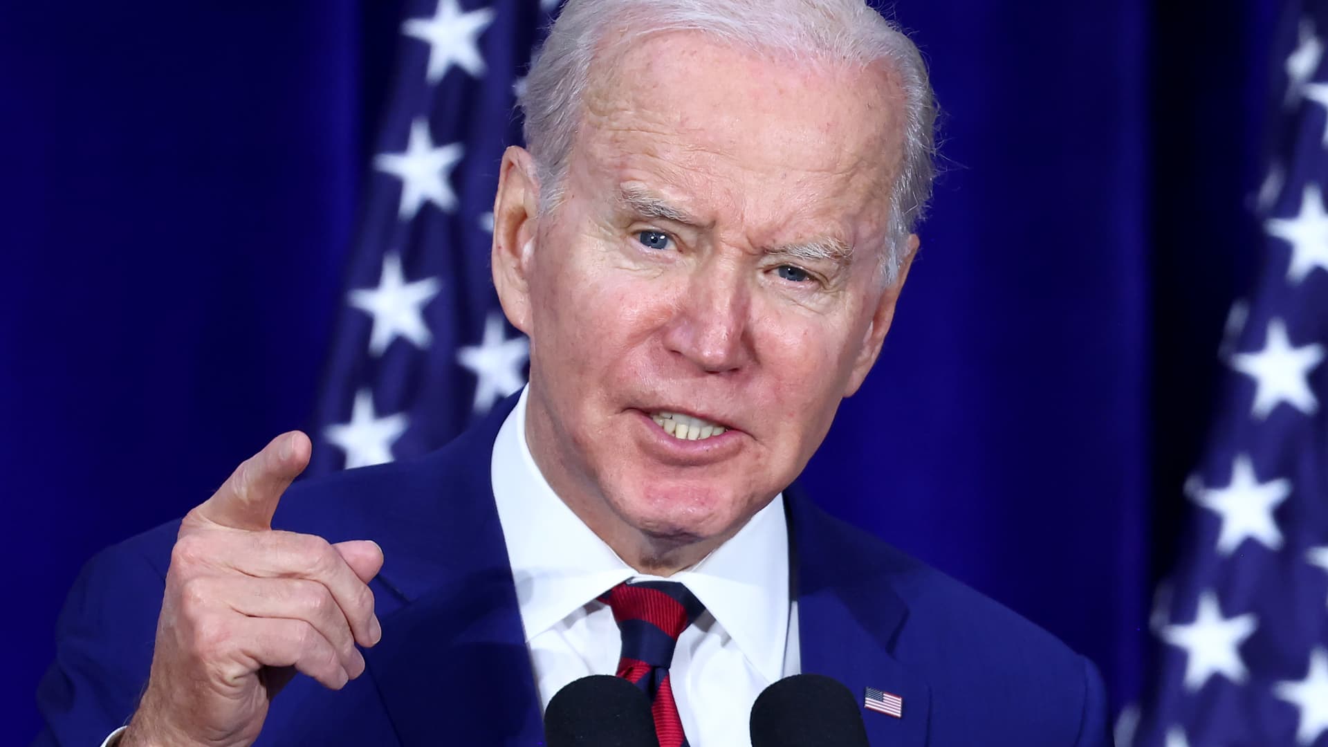 Biden calls on Congress to tighten laws to claw back executive pay, levy penalties in bank failures