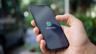 WhatsApp-Logo auf dem Bildschirm des iPhone 14