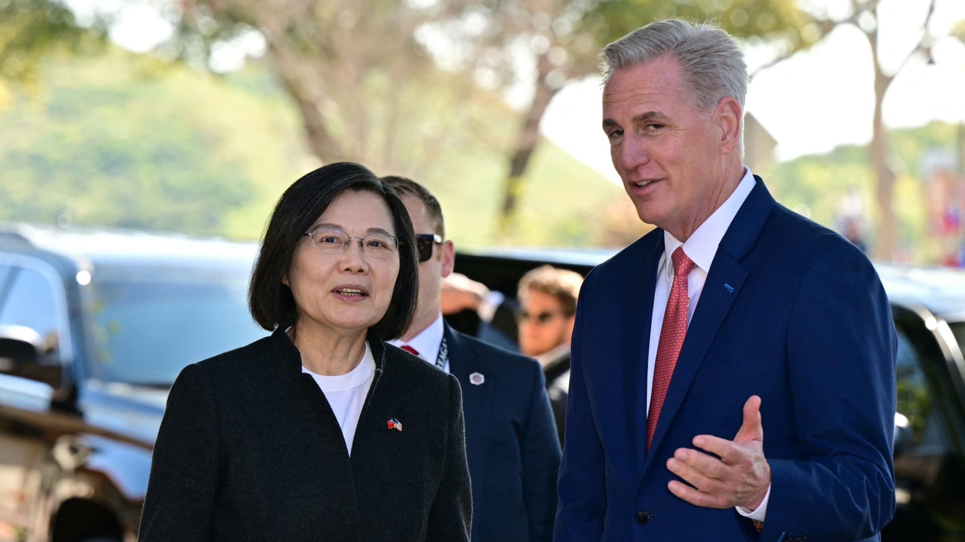 McCarthy meets with Taiwan leader as China threatens ‘actions’ in response