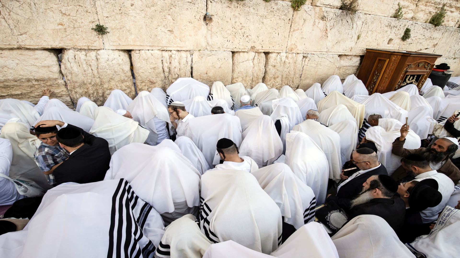 Tensions build around Jerusalem shrine after Syria fires rockets