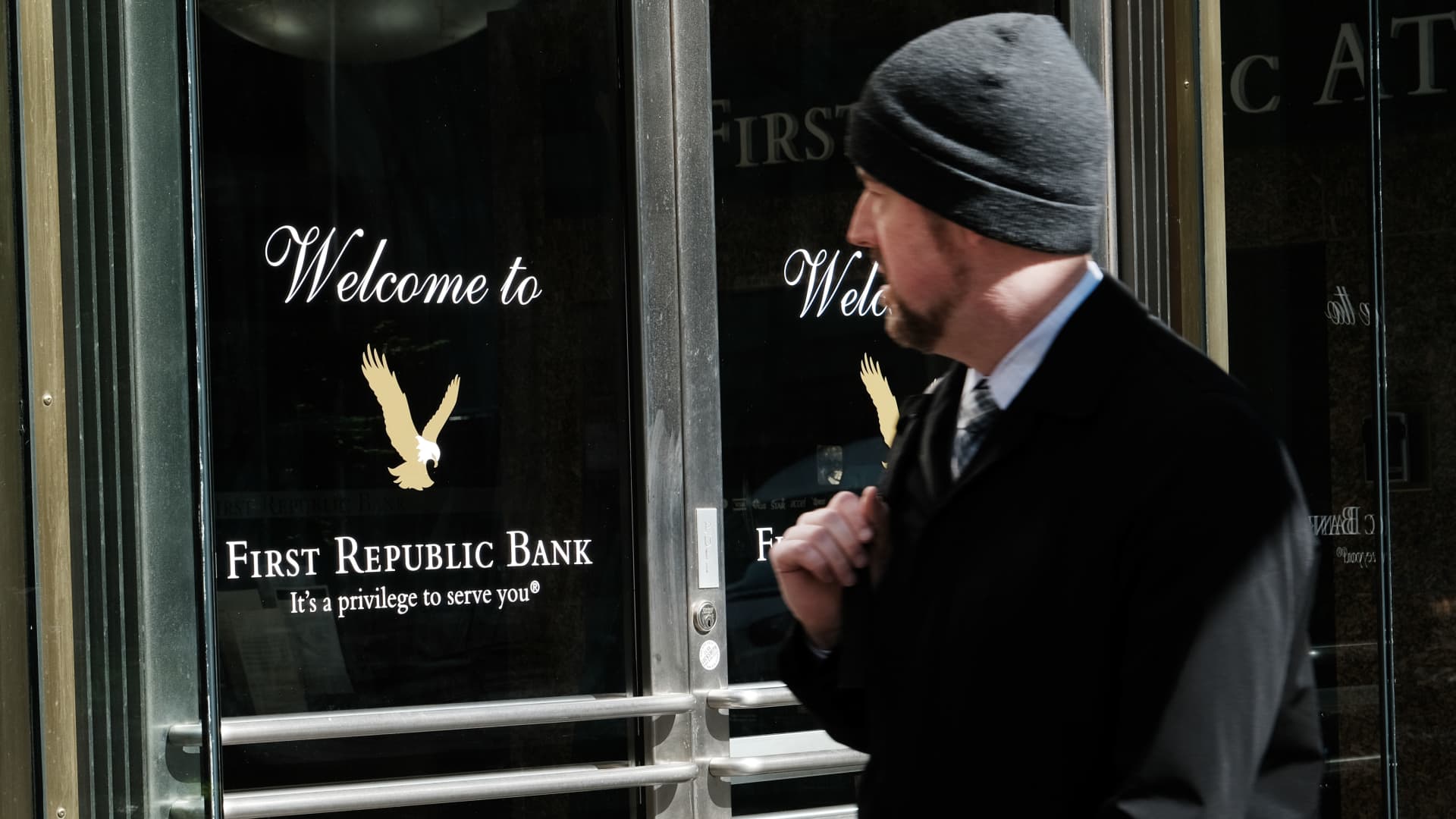 Lawmakers praise First Republic sale, but efforts to pass new bank rules are fizzling