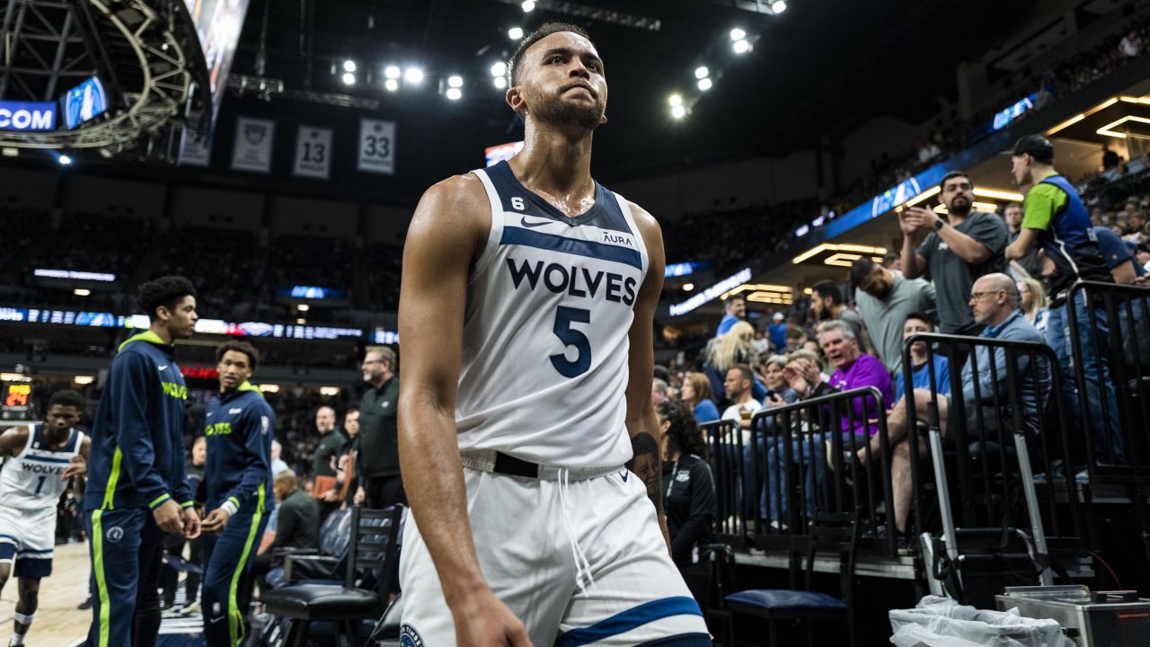 Anderson heads to the locker room after the first half of the game against the Pelicans.