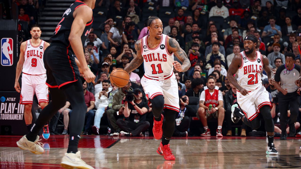 DeRozan dribbles the ball during the game against the Raptors.