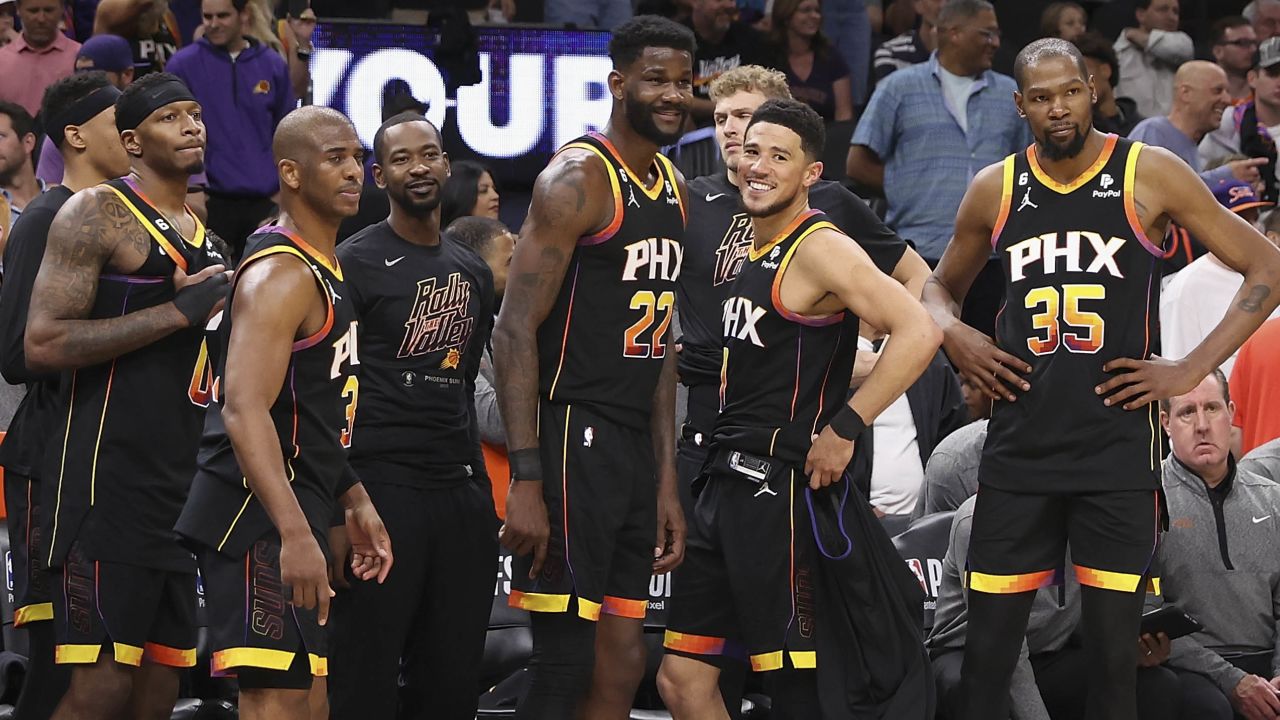 The Suns team react on the bench during the final moments of Game 2 against the Clippers.