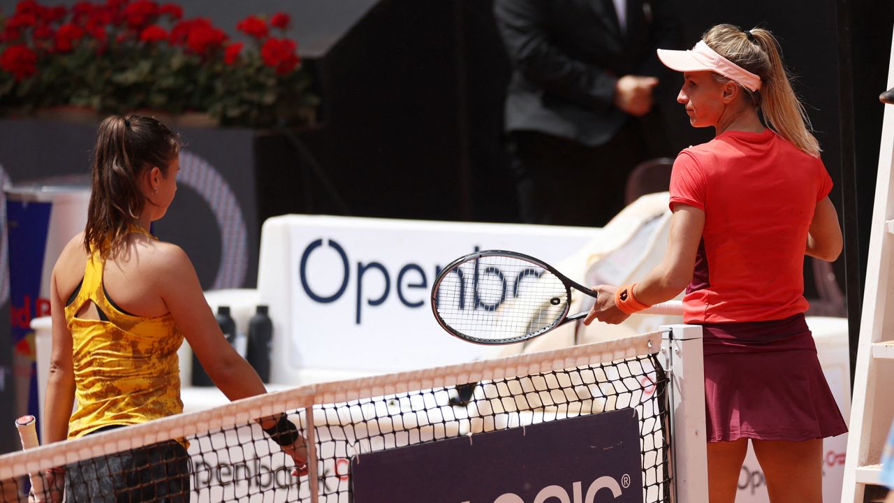 Lesia Tsurenko didn't shake Daria Kasatkina's hand aftter their match.