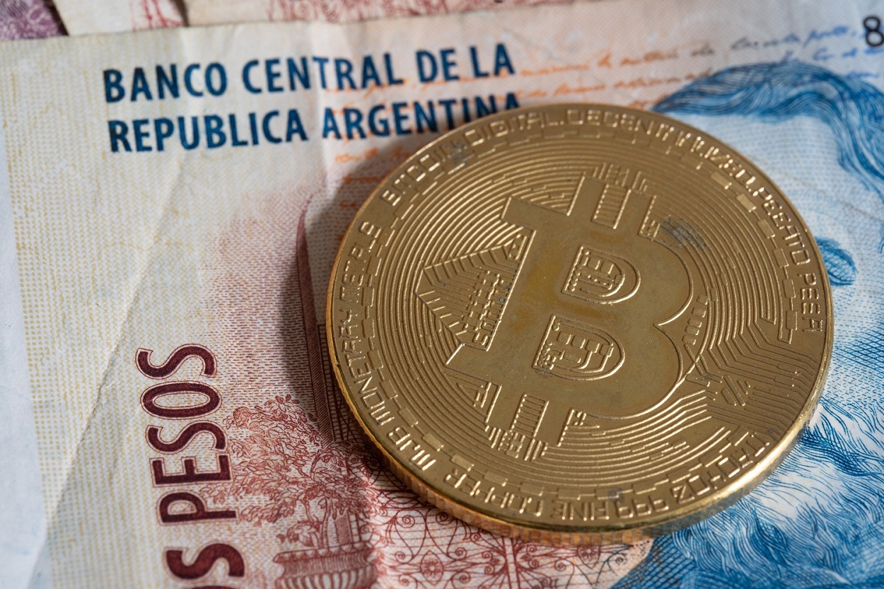 Argentinian Lawmaker Suggests Saving in Crypto, Not USD