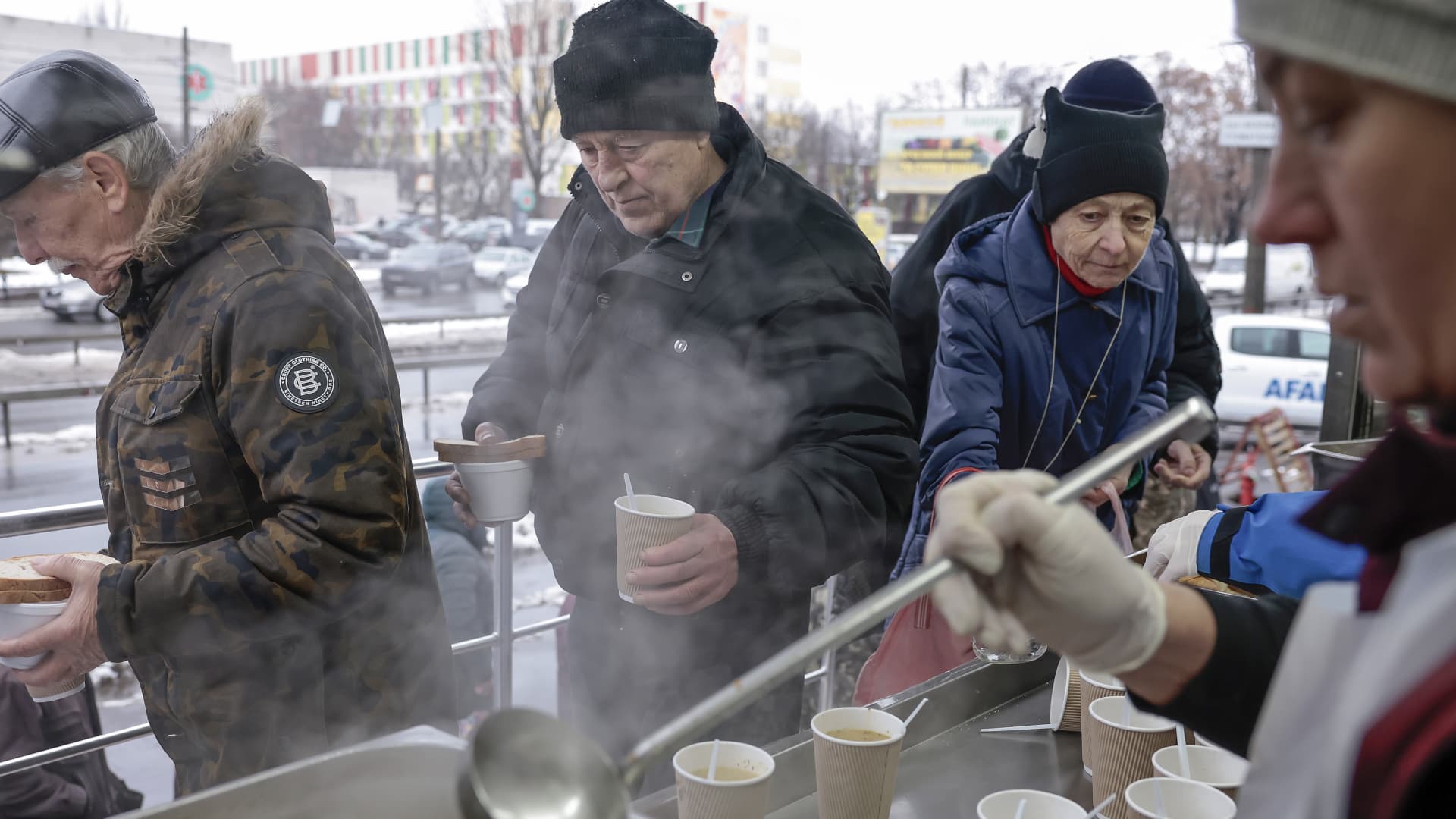 Russian forces target food and water sources to starve Ukrainians, international law investigation says