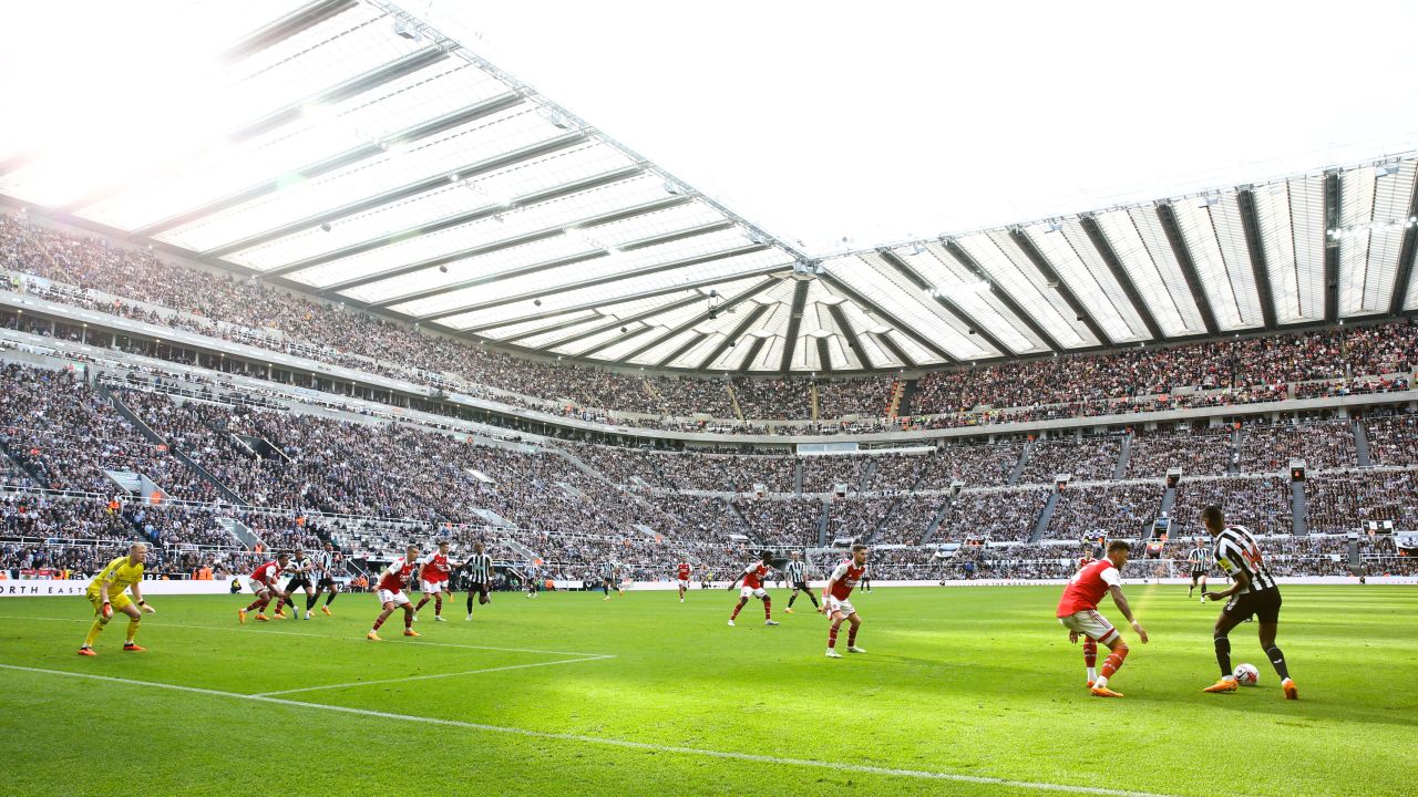 Newcastle's Alexander Isak takes on the Arsenal defense.