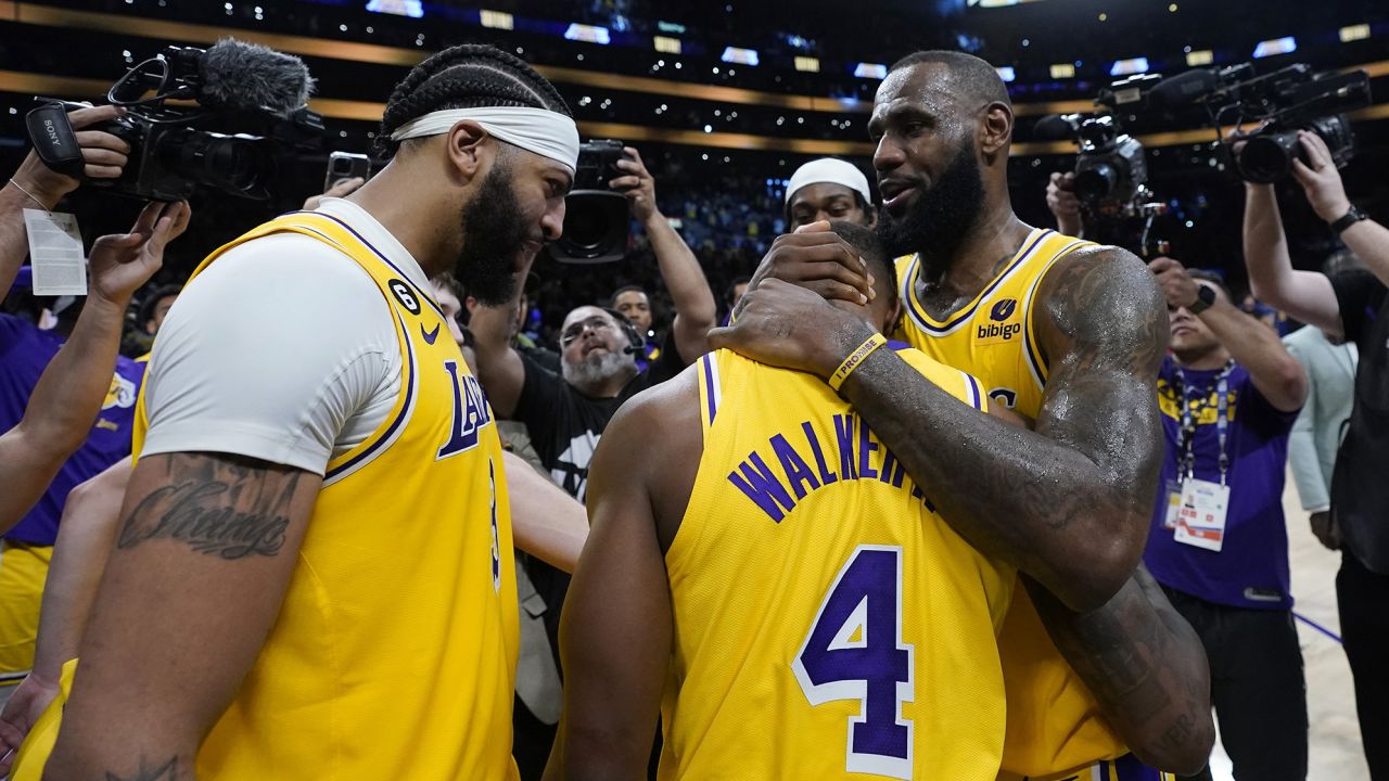 Anthony Davis (left) and James (right) congratulate Walker after the Lakers defeated the Warriors in Game 4.