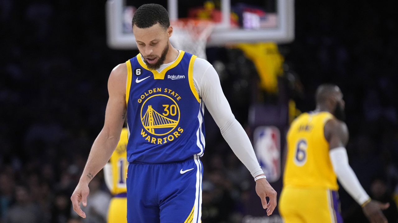 Curry in the closing seconds of Game 4 against the Lakers.