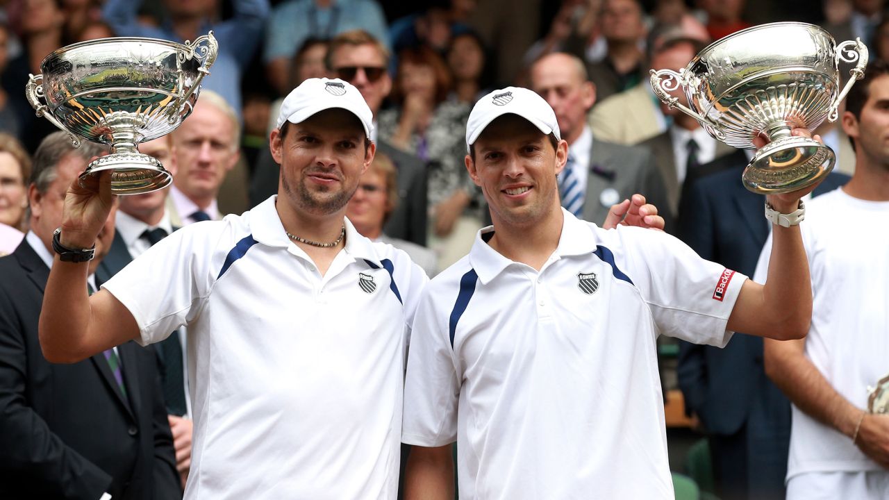 Bob (left) and Mike Bryan hold their Wimbledon doubles trophies in 2011.