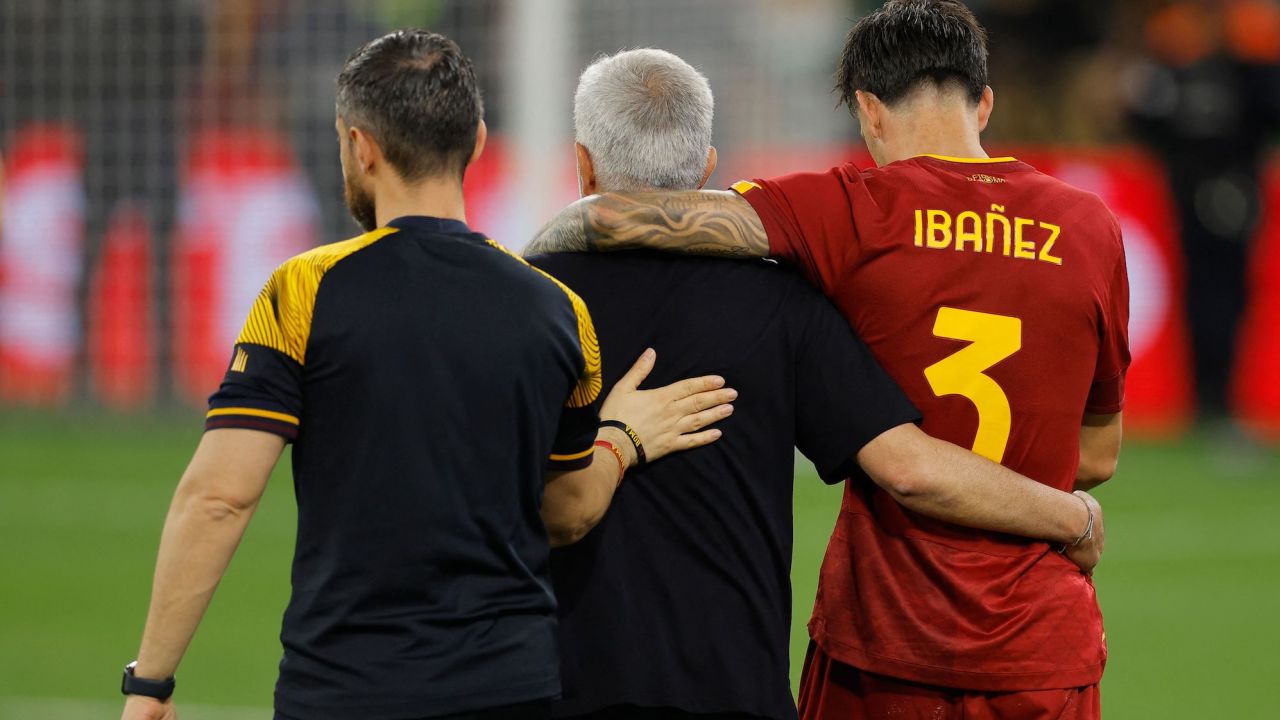 Mourinho (middle) embraces Roma defender Roger Ibañez (right) at the end of the Europa League final.