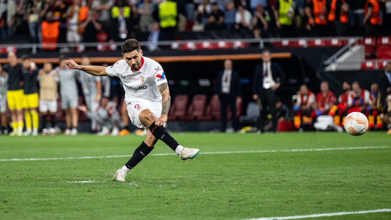 Montiel scores the decisive penalty in the Europa League final against Roma.