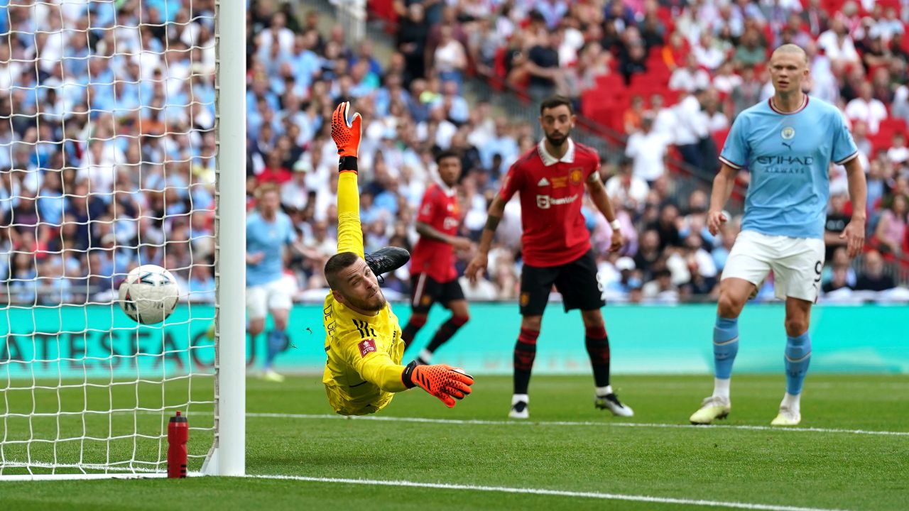 David de Gea (left) attempts to save Gündoğan's second goal.