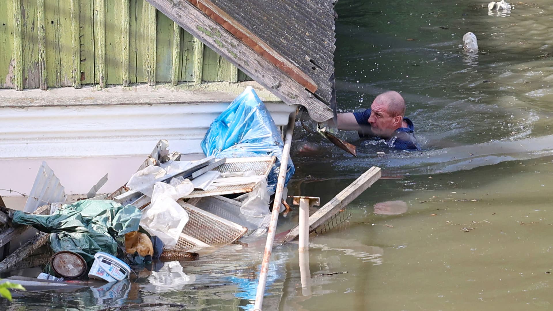 Kakhovka dam flooding set to peak; Kyiv says it’s on offensive in Bahmut