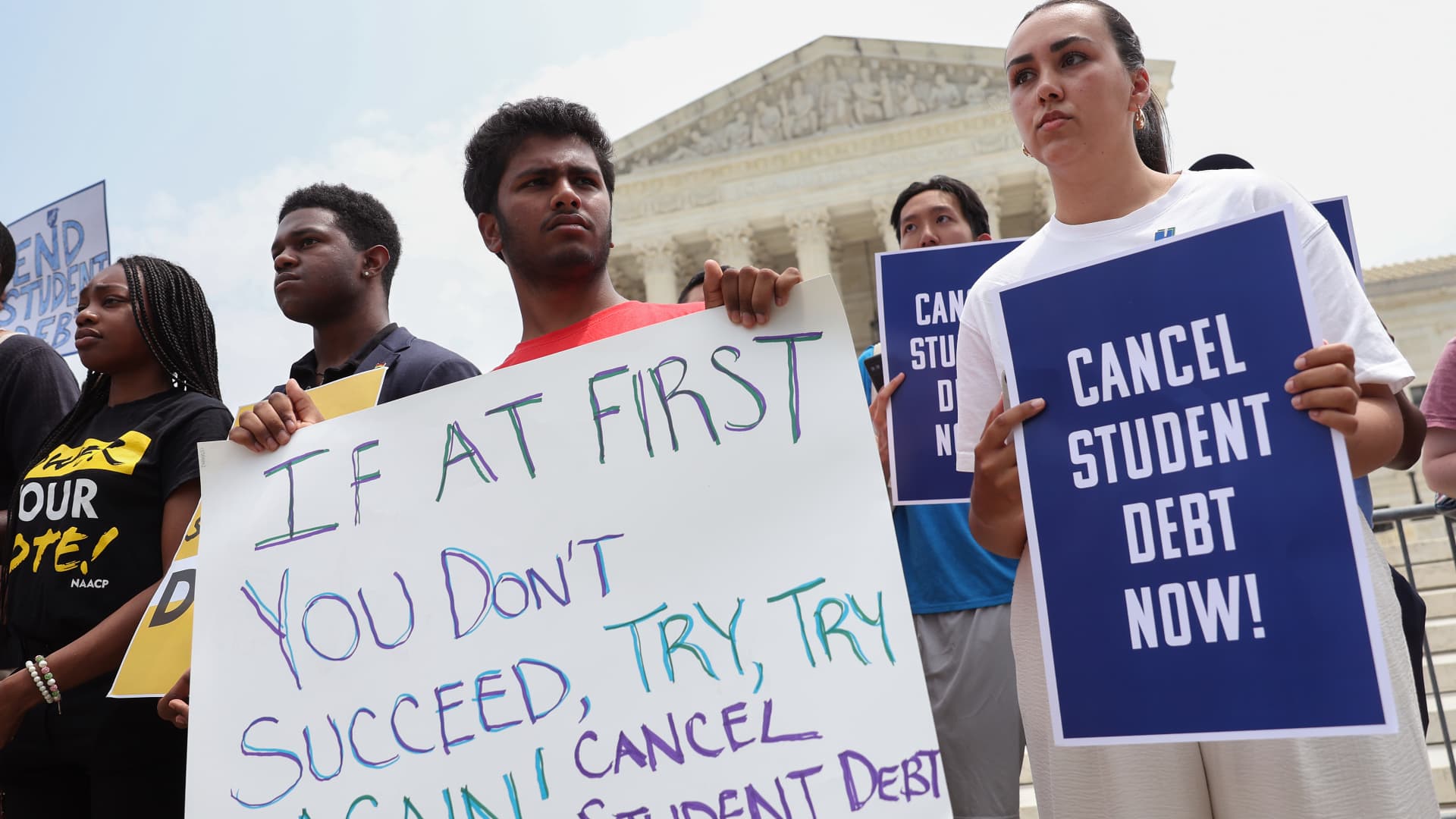 Supreme Court strikes down Biden’s student loan forgiveness plan