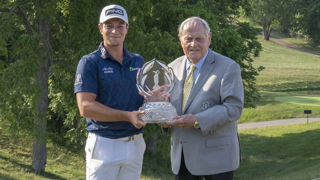 Hovland and Jack Nicklaus pose with the Memorial Tournament trophy.