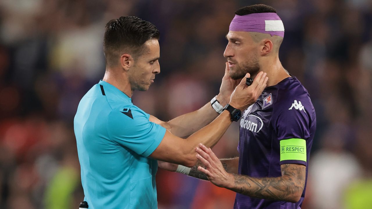 PRAGUE, CZECH REPUBLIC - JUNE 07: Referee Carlos Del Cerro Grande checks on Cristiano Biraghi of ACF Fiorentina following treatment for a head wound after allegedly being struck by a cigarette lighter during the UEFA Europa Conference League 2022/23 final match between ACF Fiorentina and West Ham United FC at Eden Arena on June 07, 2023 in Prague, Czech Republic. (Photo by Jonathan Moscrop/Getty Images)