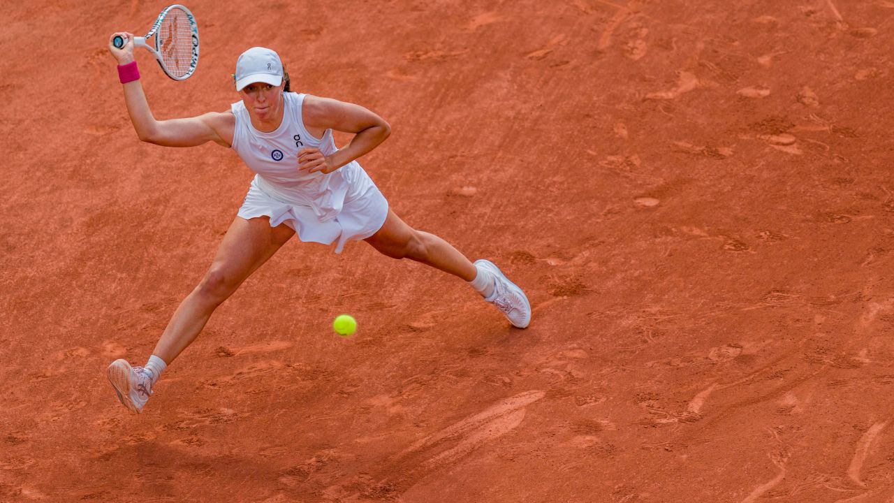 PARIS, FRANCE - JUNE 08: Iga Swiatek of Poland lunges to play a forehand during the Women's Singles Semi Final Round Match against Beatriz Haddad Maia of Brazil during Day 12 of the French Open at Roland Garros on June 8, 2023 in Paris, France. (Photo by Andy Cheung/Getty Images)