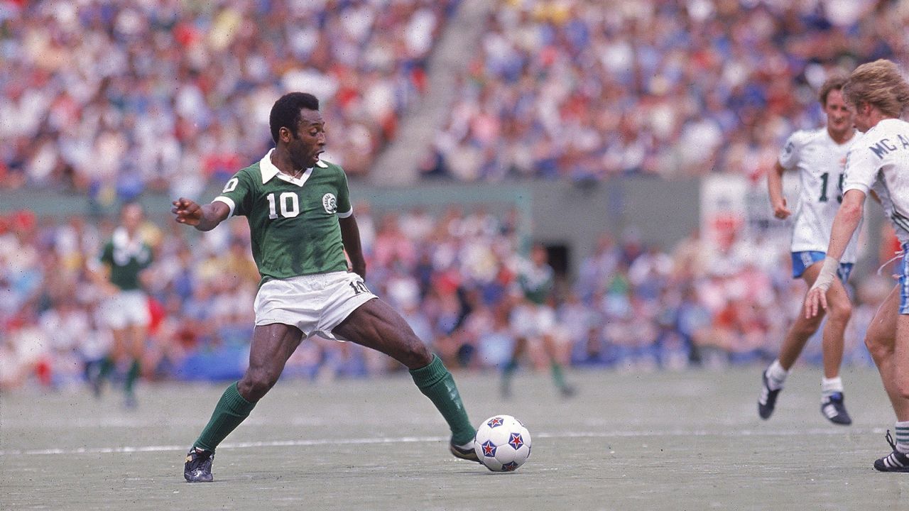 NASL Soccer: Soccer Bowl '77: New York Cosmos Pele (10) in action vs Seattle Sounders at Civic Stadium. Portland, OR 8/28/1977 CREDIT: George Tiedemann (Photo by George Tiedemann /Sports Illustrated via Getty Images) (Set Number: D21595 )