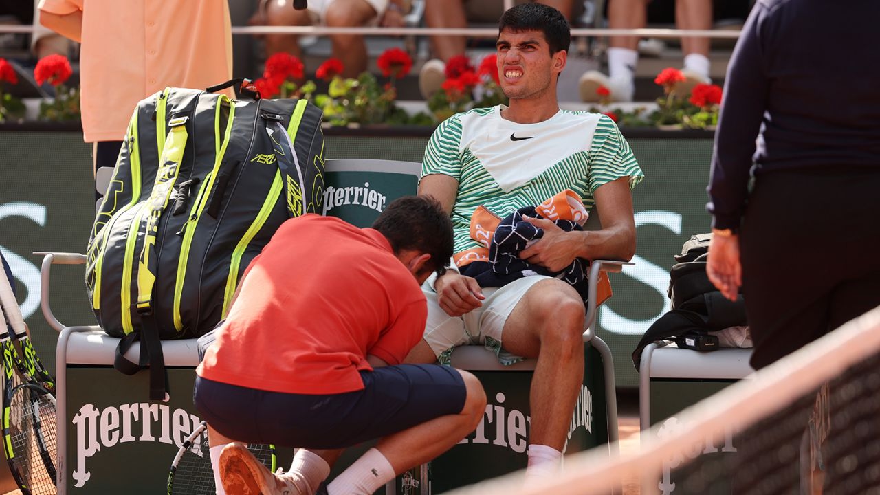 PARIS, FRANCE - JUNE 09: Carlos Alcaraz of Spain receives treatment against Novak Djokovic of Serbia during the Men's Singles Semi Final match on Day Thirteen of the 2023 French Open at Roland Garros on June 09, 2023 in Paris, France. (Photo by Julian Finney/Getty Images)