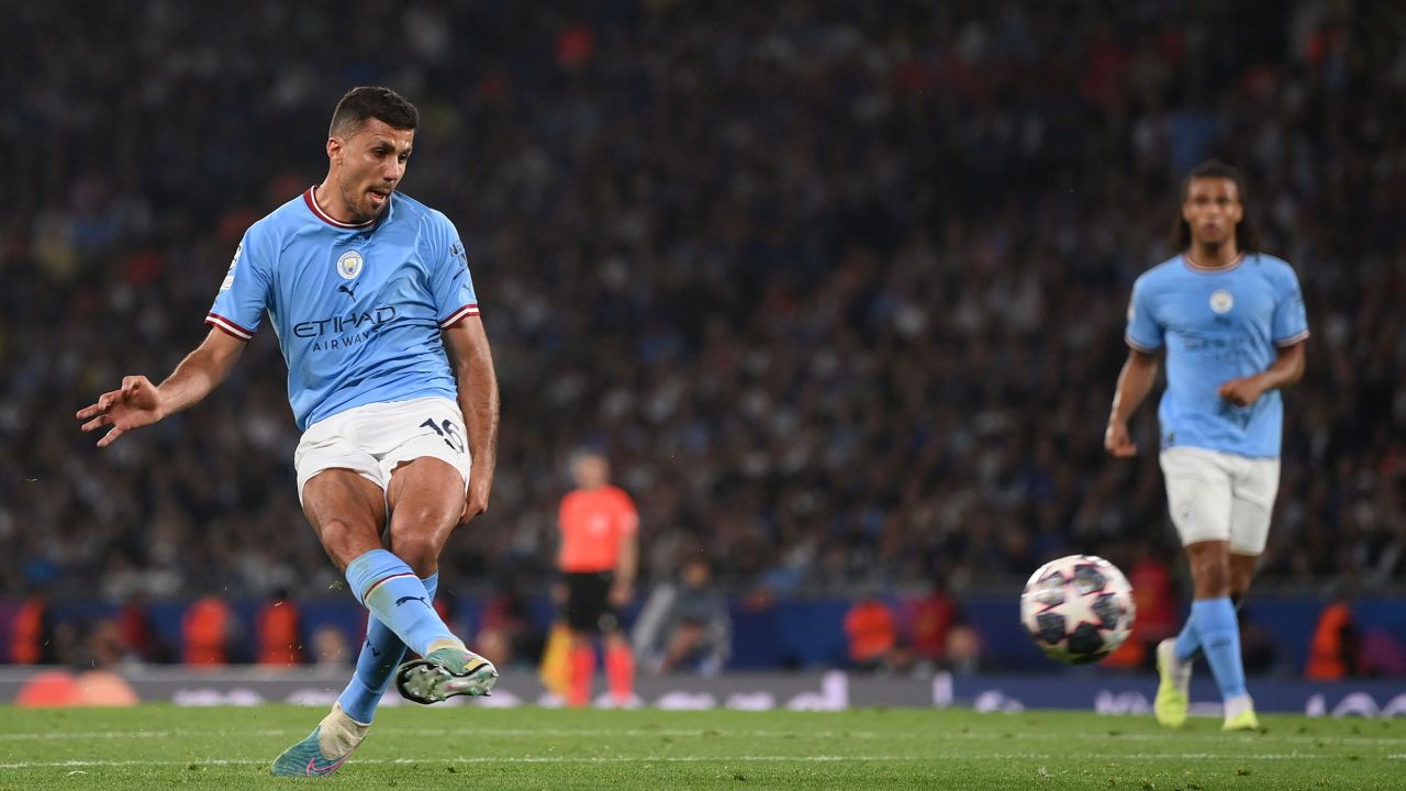 ISTANBUL, TURKEY - JUNE 10: Rodri of Manchester City scores the team's first goal during the UEFA Champions League 2022/23 final match between FC Internazionale and Manchester City FC at Atatuerk Olympic Stadium on June 10, 2023 in Istanbul, Turkey. (Photo by Shaun Botterill/Getty Images)