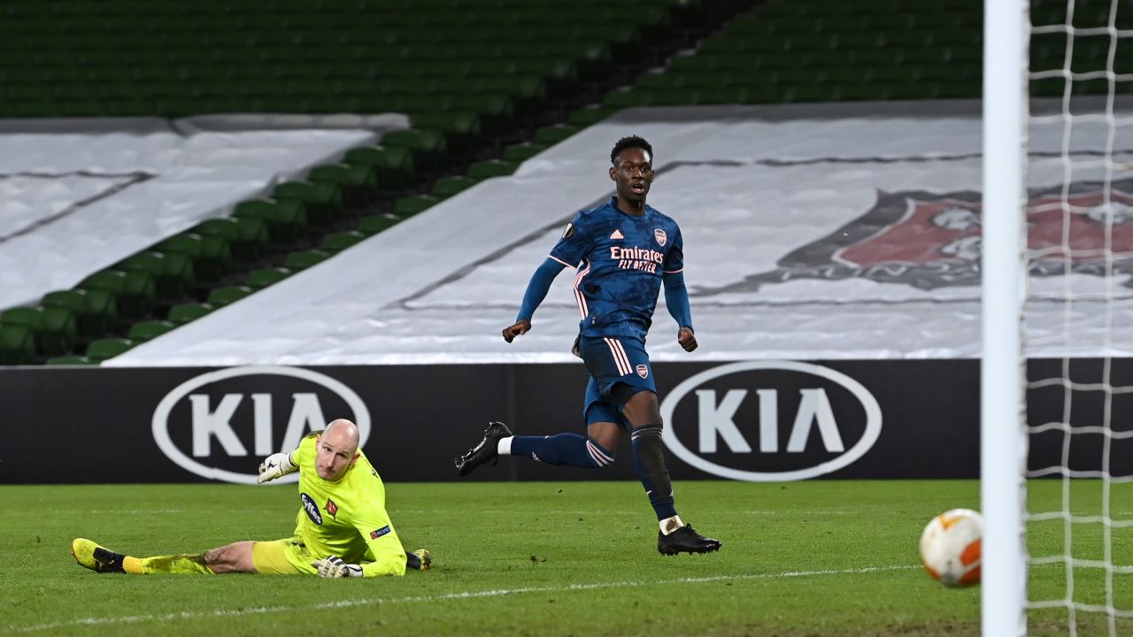 DUBLIN, IRELAND - DECEMBER 10: Folarin Balogun of Arsenal scores their sides fourth goal past Gary Rogers of Dundalk during the UEFA Europa League Group B stage match between Dundalk FC and Arsenal FC at Aviva Stadium on December 10, 2020 in Dublin, Ireland. The match will be played without fans, behind closed doors as a Covid-19 precaution. (Photo by Charles McQuillan/Getty Images)