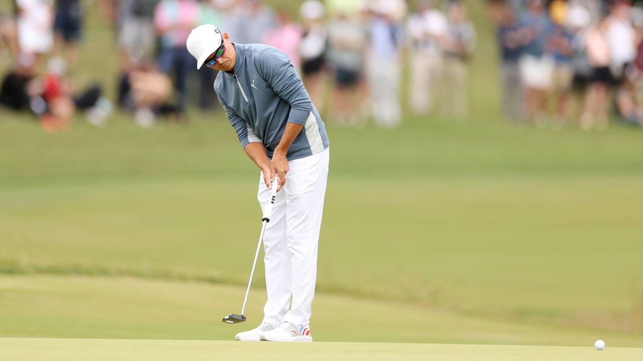 Fowler putts on the seventh hole.