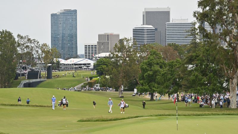 US Open: Records tumble and hole-in-ones fall as Fowler and Schauffele lead breathless first round