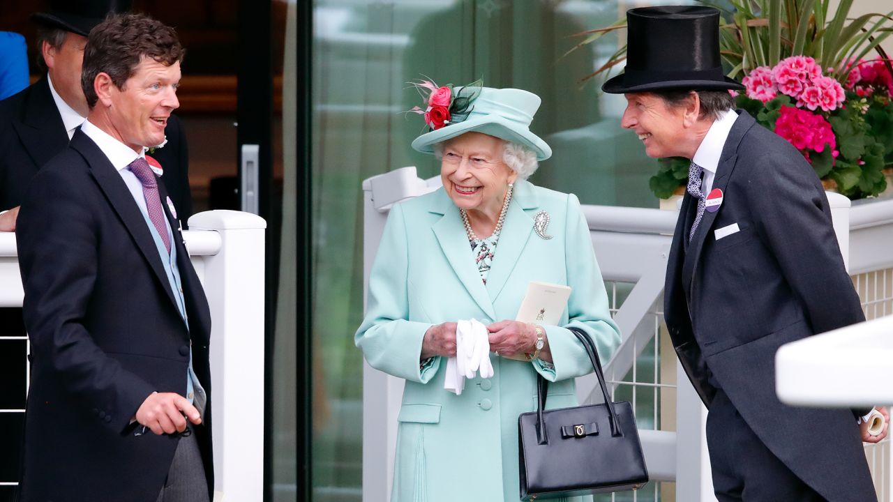 ASCOT, UNITED KINGDOM - JUNE 19: (EMBARGOED FOR PUBLICATION IN UK NEWSPAPERS UNTIL 24 HOURS AFTER CREATE DATE AND TIME) Andrew Balding, Queen Elizabeth II and John Warren stand in the parade ring on day 5 of Royal Ascot at Ascot Racecourse on June 19, 2021 in Ascot, England. (Photo by Max Mumby/Indigo/Getty Images)