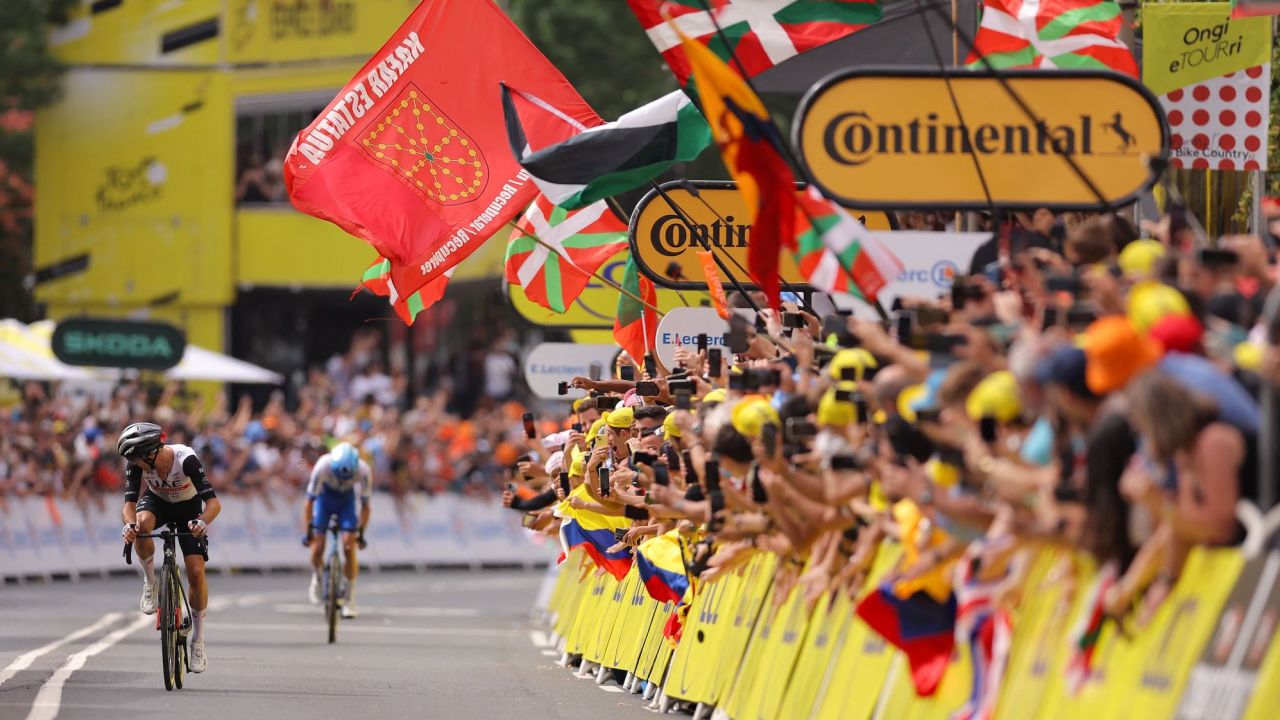 UAE Team Emirates' British rider Adam Yates (L) looks back as he cycles to the finish line to win ahead of his brother, Team Jayco Alula's British rider Simon Yates placing second, during the 1st stage of the 110th edition of the Tour de France cycling race, 182 km departing and finishing in Bilbao, in northern Spain, on July 1, 2023. (Photo by Thomas SAMSON / AFP) (Photo by THOMAS SAMSON/AFP via Getty Images)