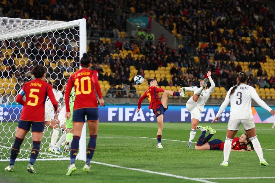 González scores her team's third goal against Costa Rica.