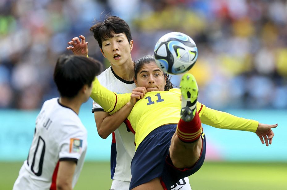 Colombia's Catalina Usme tries to control the ball in front of South Korea's Kim Hye-ri.