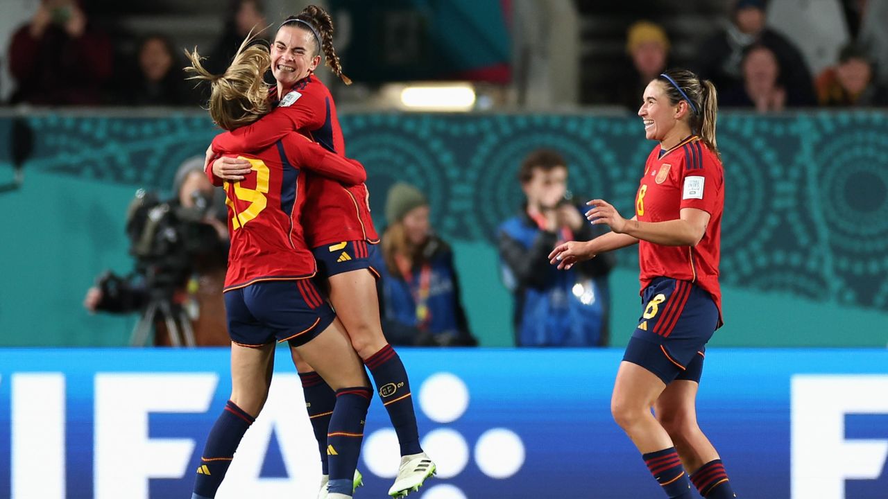 Abelleira celebrates with her teammates after scoring Spain's first goal.