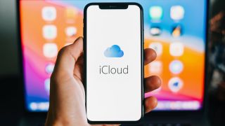 iCloud-Logo auf dem iPhone-Bildschirm