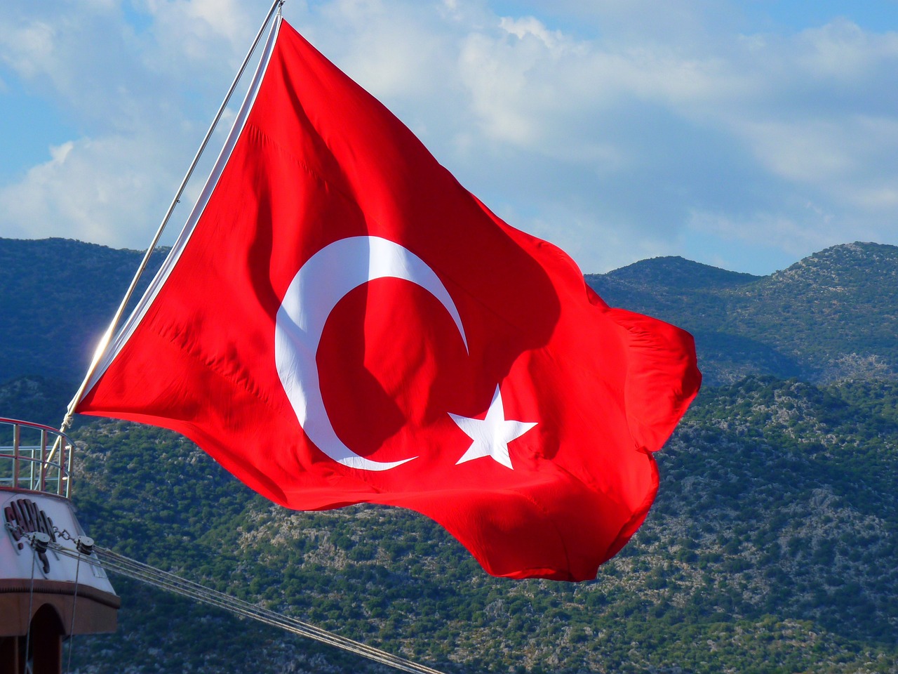 Turkey’s Economic Woes Push Investors Towards Stablecoin Tether – Here’s the Latest