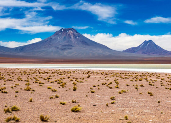 A photo of Lejía Lake with the volcanoes Aguas Calientes and Acamarachi in the background.