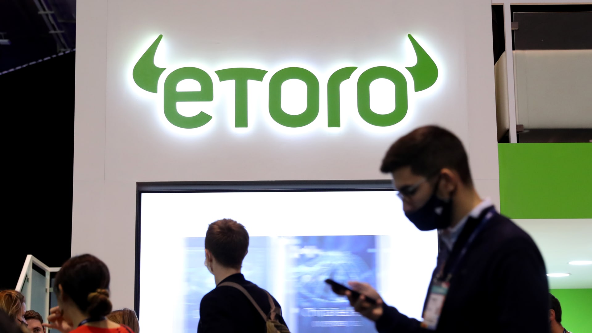 Robinhood rival eToro agrees $120 million share sale at discounted valuation