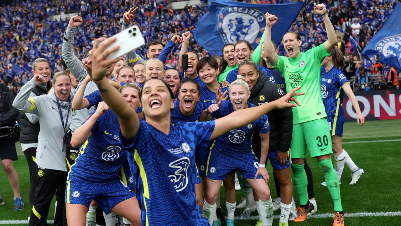 LONDON, ENGLAND - MAY 15: Sam Kerr of Chelsea takes a selfie as she celebrates with teammates following the Vitality Women's FA Cup Final match between Chelsea Women and Manchester City Women at Wembley Stadium on May 15, 2022 in London, England.