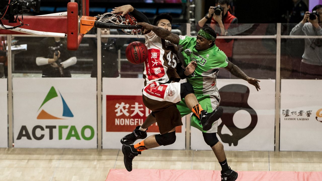 Memphis Robinson dunking on Zhou.