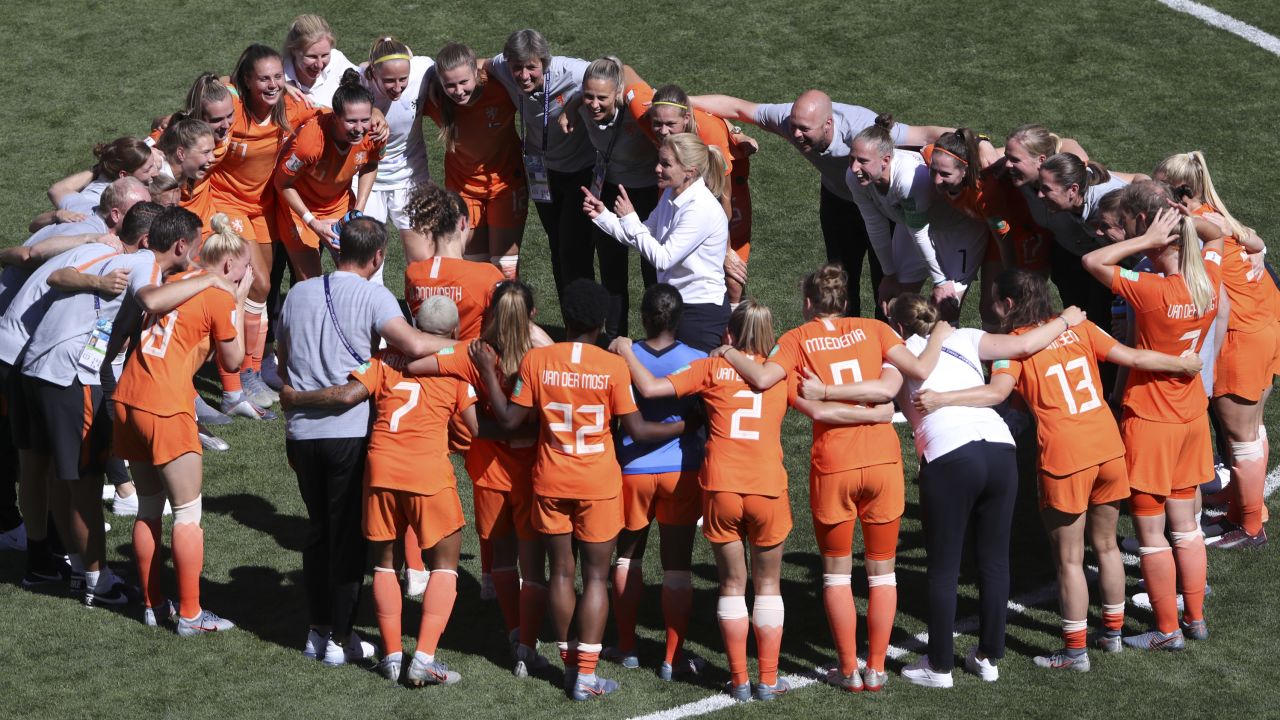 VALENCIENNES, FRANCE - JUNE 29: Sarina Wiegman, Head Coach of the Netherlands speaks with her players on the pitch after the 2019 FIFA Women's World Cup France Quarter Final match between Italy and Netherlands at Stade du Hainaut on June 29, 2019 in Valenciennes, France. (Photo by Alex Grimm/Getty Images)