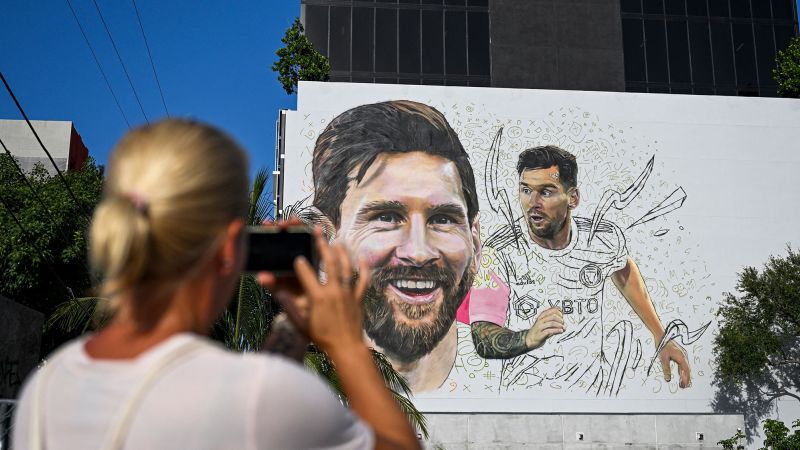 Lionel Messi arrives in Florida as David Beckham helps paint mural of Inter Miami’s new star