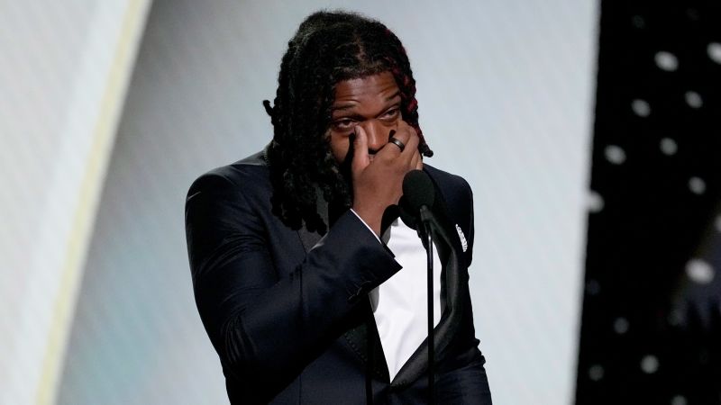 An emotional Damar Hamlin presents the Buffalo Bills training staff that saved his life with an award during the ESPYS