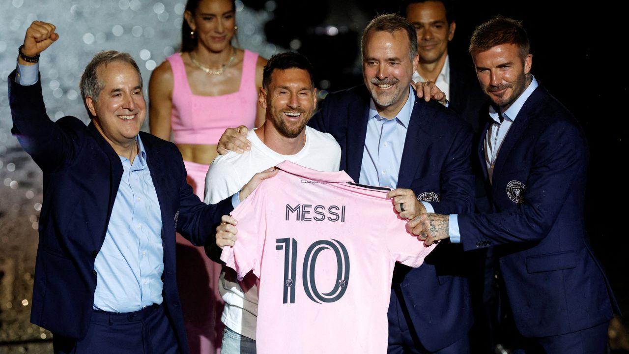 Soccer Football - Inter Miami CF unveil Lionel Messi - DRV PNK Stadium, Fort Lauderdale, Florida, United States - July 16, 2023
New Inter Miami signing Lionel Messi poses with a club shirt with owners Jorge Mas, Jose R. Mas and David Beckham during the unveiling REUTERS/Marco Bello     TPX IMAGES OF THE DAY