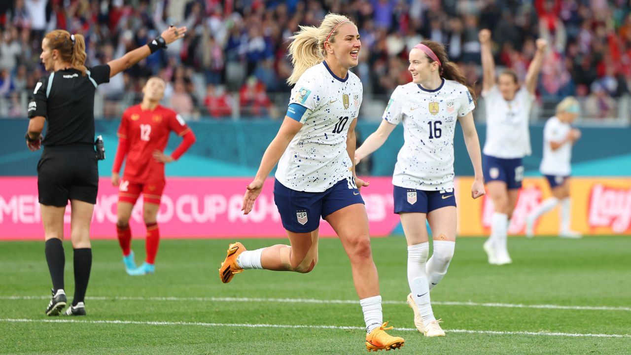 Lindsey Horan made it 3-0 following a Smith assist.