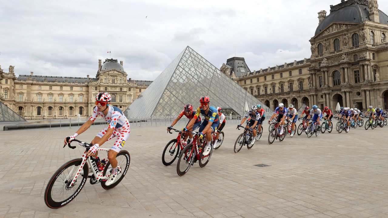 PARIS, FRANCE - JULY 23: (L-R) Giulio Ciccone of Italy and Team Lidl-Trek - Polka Dot Mountain Jersey and a general view of the peloton passing close to the Louvre Museum Pyramid during the stage twenty-one of the 110th Tour de France 2023 a 11 5.1km stage from Saint-Quentin-en-Yvelines to Paris / #UCIWT / on July 23, 2023 in Paris, France. (Photo by Michael Steele/Getty Images)