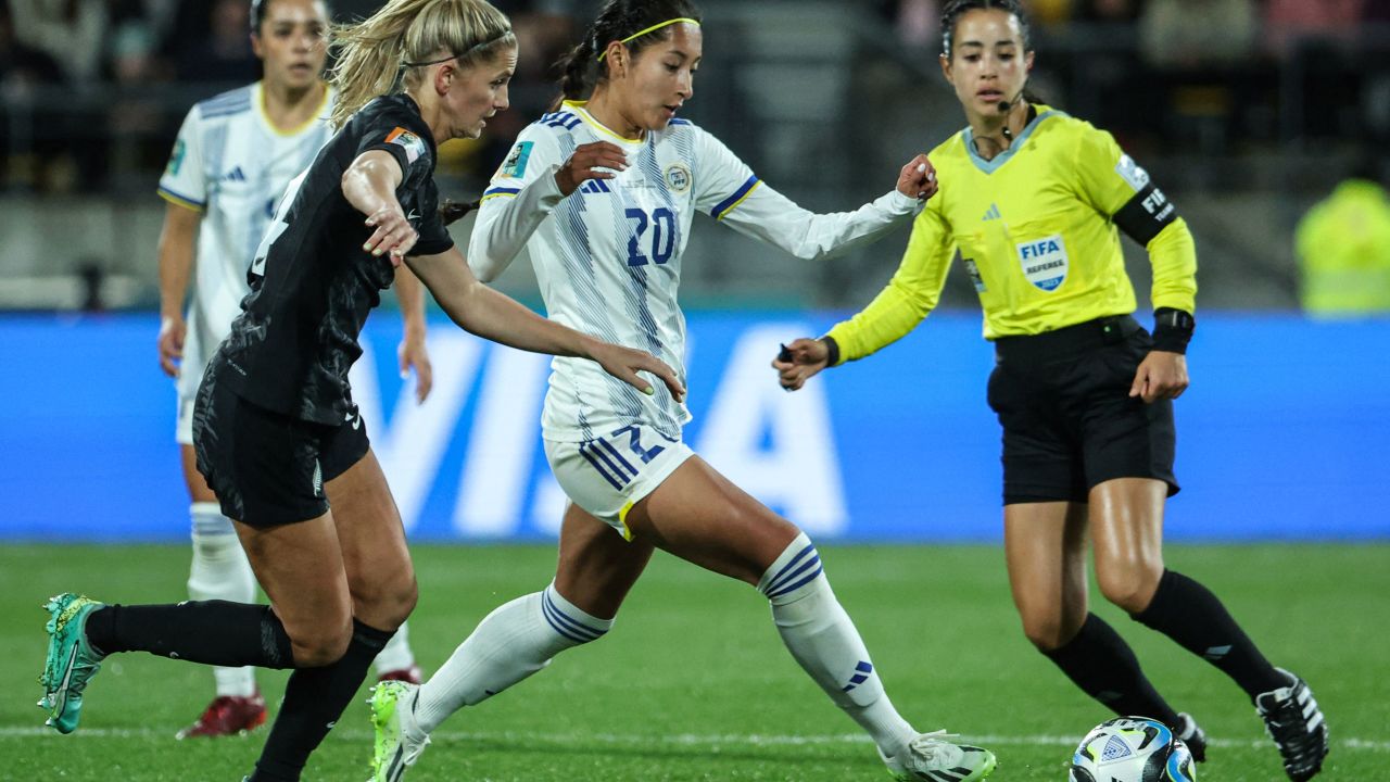 Philippines' midfielder #20 Quinley Quezada (C) passes the ball next to New Zealand's midfielder #14 Katie Bowen (L) during the Australia and New Zealand 2023 Women's World Cup Group A football match between New Zealand and the Philippines at Wellington Stadium, also known as Sky Stadium, in Wellington on July 25, 2023.