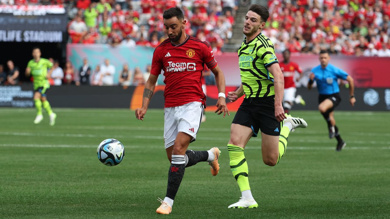 EAST RUTHERFORD, NEW JERSEY - JULY 22:  Bruno Fernandes #8 of Manchester United battles Declan Rice #41 of Arsenal during their Pre-Season friendly match at MetLife Stadium on July 22, 2023 in East Rutherford, New Jersey.  (Photo by Al Bello/Getty Images)