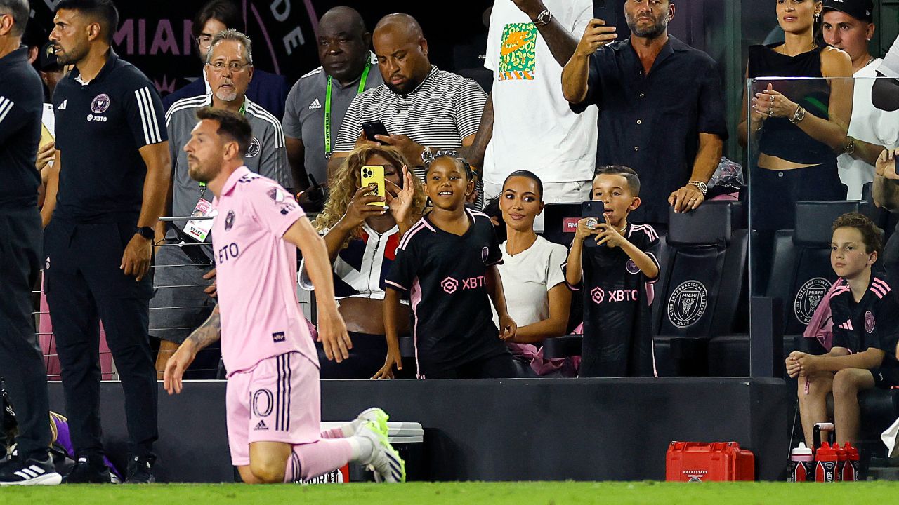 Lionel Messi #10 of Inter Miami CF prepares to enter as WTA player Serena Williams and NBA player LeBron James of the Los Angeles Lakers take photos as celebrity Kim Kardashian looks on prior to Messi entering the match during the Leagues Cup 2023 match between Cruz Azul and Inter Miami CF  at DRV PNK Stadium on July 21, 2023 in Fort Lauderdale, Florida.